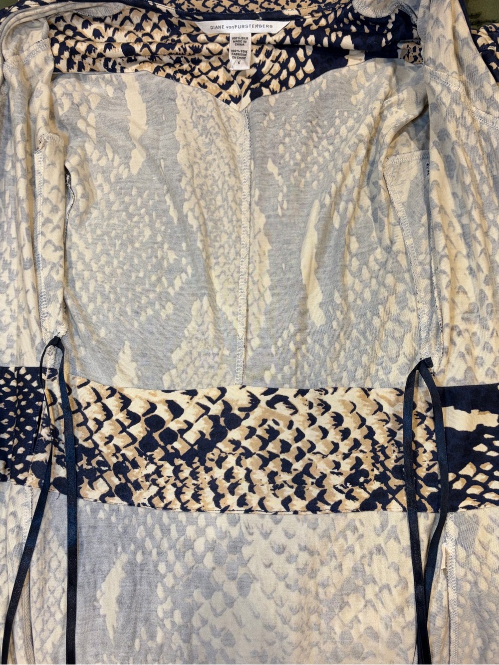 Diane von Furstenberg 100% Silk Snake Print Wrap Dress Size 6 Navy & Ivory - Picture 5 of 7